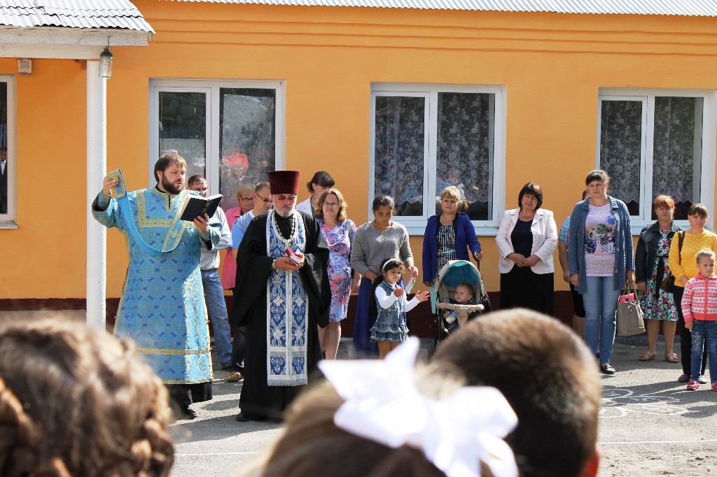 Священники Чаплыгинского благочиния благословили учащихся городских и сельских школ на начало нового учебного года