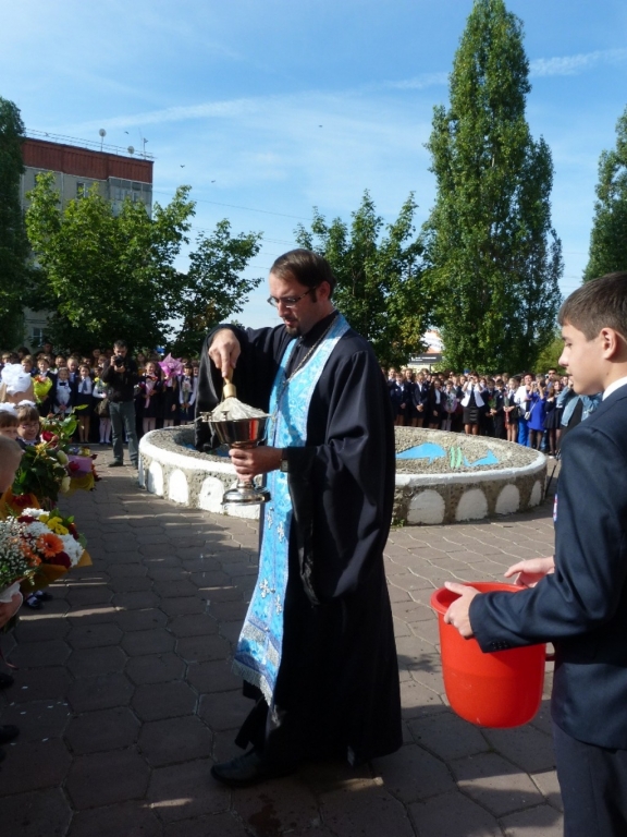Священники Чаплыгинского благочиния благословили учащихся городских и сельских школ на начало нового учебного года