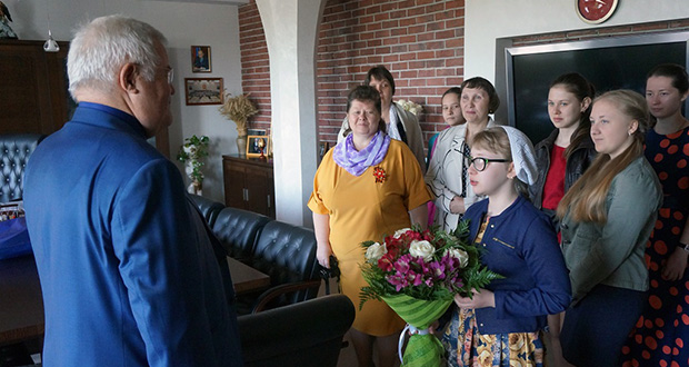 Воспитанники воскресной школы Казанского собора г. Лебедянь поздравили депутата Государственной Думы РФ