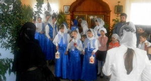 Сотрудники детской библиотеки и воспитанники воскресной школы Знаменского женского монастыря поздравили с праздником всех православных женщин монастыря