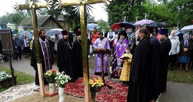 Преосвященнейший епископ Елецкий и Лебедянский Максим совершил чин освящения накупольных крестов для восстанавливающегося Успенского храма в городе Чаплыгине