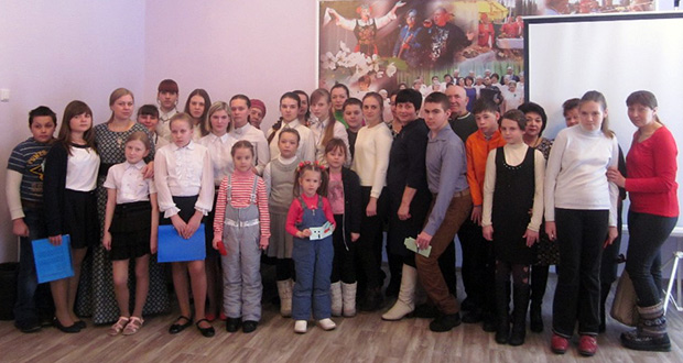 24 февраля в малом зале районного Дома культуры состоялась встреча воспитанников воскресной школы Казанского собора г. Лебедянь с детьми–инвалидами