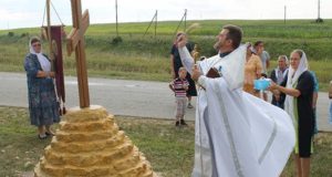 При въезде в село Берёзовка освящен поклонный крест