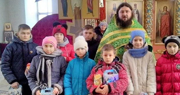 Воскресная школа с. Афанасьево собралась за богослужением и получила Рождественские подарки