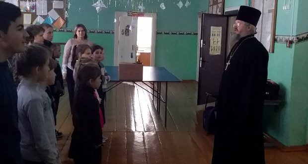 В святочные дни школу в д. Сухой Семенёк посетил с беседой священник
