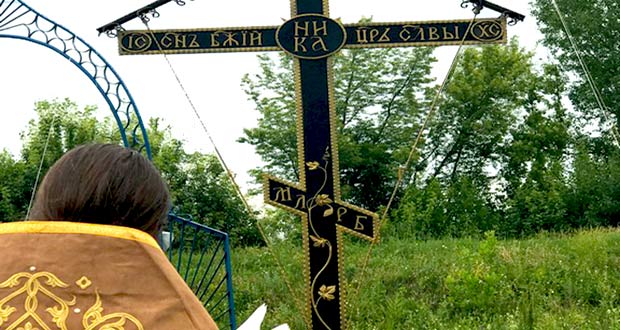 Освящение поклонного креста в Новополянье
