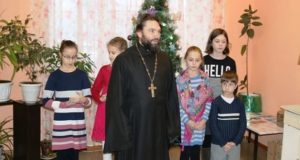 Священник Чаплыгинского благочиния и дети посетили пациентов районной больницы