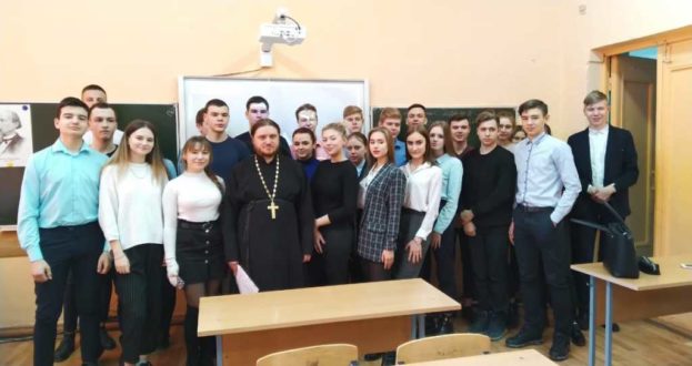 Священнослужитель Лебедянского благочиния провел беседу с гимназистами и старшеклассниками