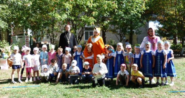 Священнослужителя Чаплыгинского благочиния пригласили на праздник в детский сад «Сказка»