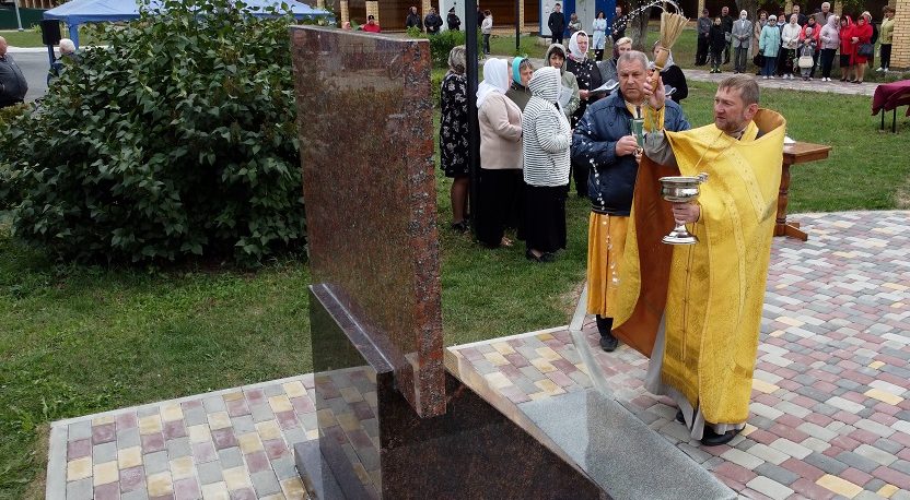 В п. Лев Толстой освятили памятник ветеранам ВОВ