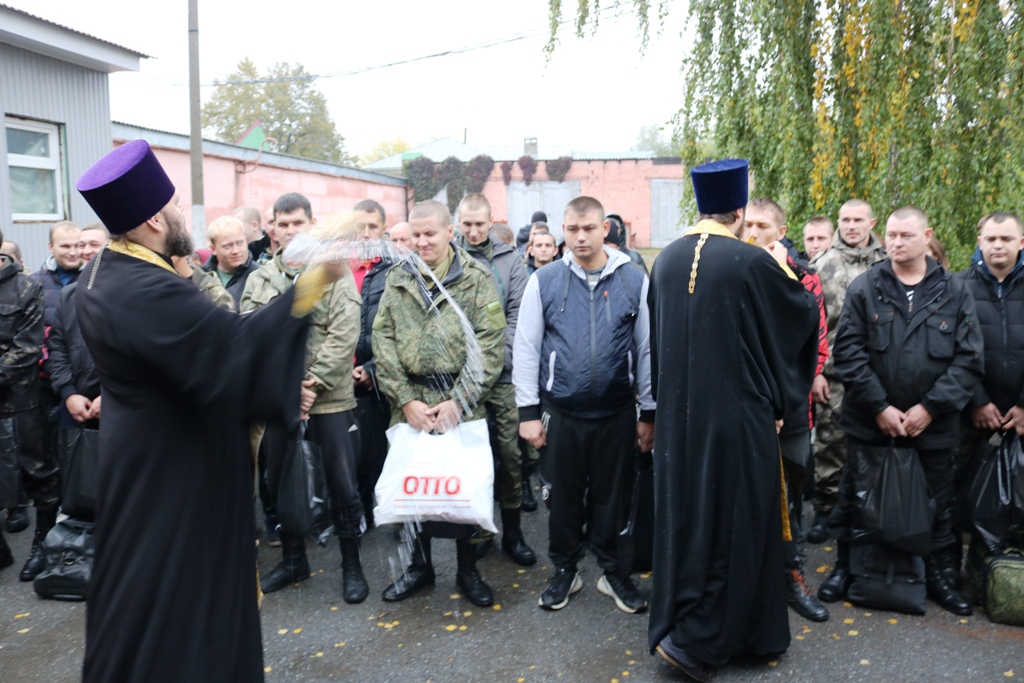 В Чаплыгинском районе провели молебен перед отправкой группы мобилизованных