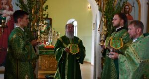 Божественная литургия в день Святаго Духа в Троицком храме поселка Лев-Толстой