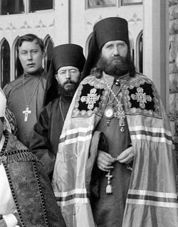 Иерей Иоанн Кочуров, игумен Севастиан (Дабович), епископ Тихон (Белавин). Фото 8 ноября 1900 г.