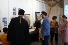Священник Чаплыгинского благочиния принял участие в открытии фотовыставки Алёны Любашевской
