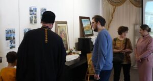 Священник Чаплыгинского благочиния принял участие в открытии фотовыставки Алёны Любашевской