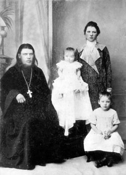Священник Тихон с супругой Хионией Ивановной и дочерьми Александрой (старшая, справа) и Юлией 