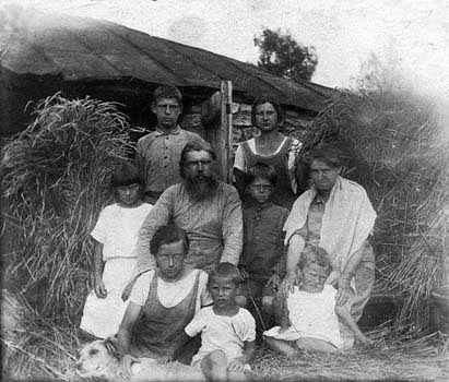 Протоиерей Тихон и Хиония Ивановна с детьми и внуком 