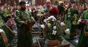 В канун праздника Входа Господня в Иерусалим епископ Максим совершил Всенощное бдение в Вознесенском соборе