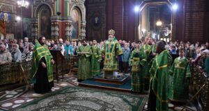 В праздник Входа Господня в Иерусалим епископ Максим совершил Божественную литургию