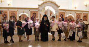 Владыка поздравил сотрудниц епархиального управления и Вознесенского собора с праздником жен-мироносиц