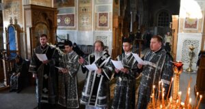 В Великую Среду епископ Максим совершил Литургию Преждеосвященных Даров в Знаменском монастыре