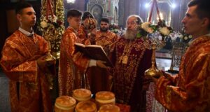 В Пасхальную ночь епископ Максим возглавил Божественную литургию в Вознесенском соборе