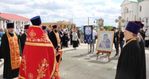 В день святых жен–мироносиц в Чаплыгине на площади перед собором состоялся молебен и концерт
